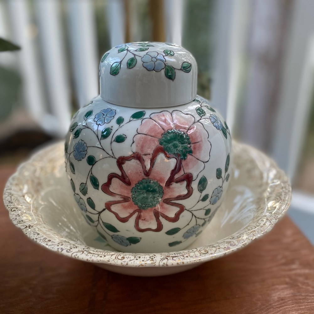 Vintage chinoiserie vase with lid